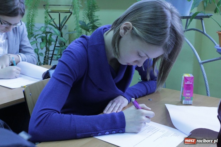 Zdjęcie w galerii na portalu naszraciborz.pl: W II LO sprawdzili swój angielski wiadomości z regionu