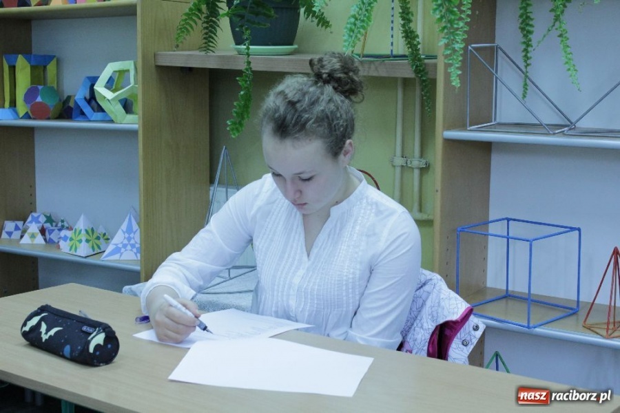 Zdjęcie w galerii na portalu naszraciborz.pl: W II LO sprawdzili swój angielski wiadomości z regionu