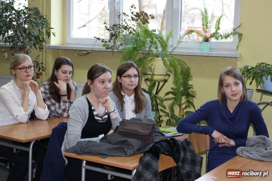 Zdjęcie w galerii na portalu naszraciborz.pl: W II LO sprawdzili swój angielski wiadomości z regionu