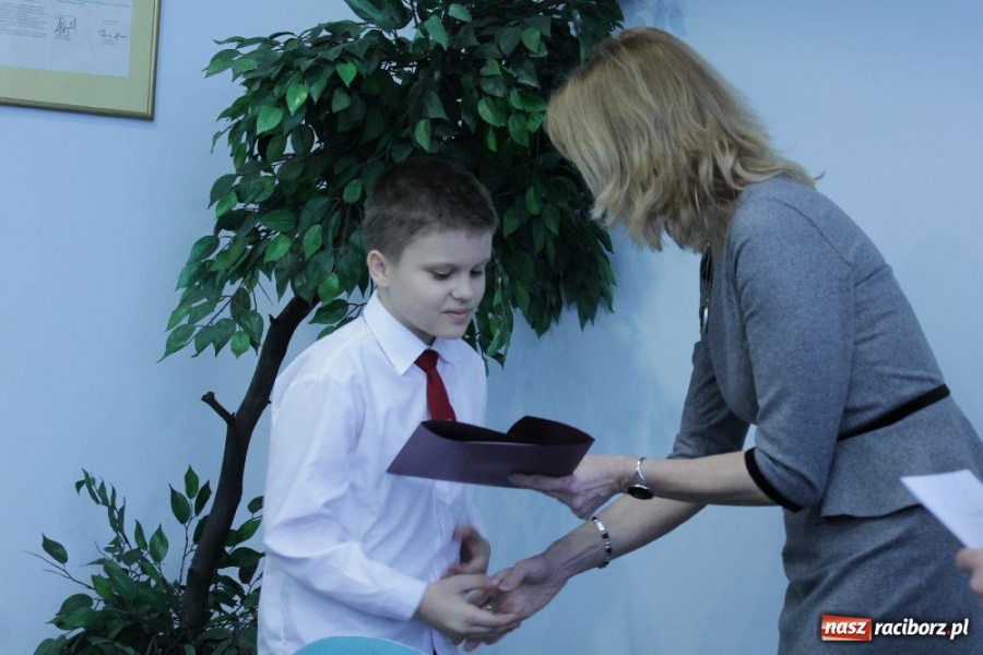 Zdjęcie w galerii na portalu naszraciborz.pl: Najlepsi uczniowie nagrodzeni wiadomości z regionu
