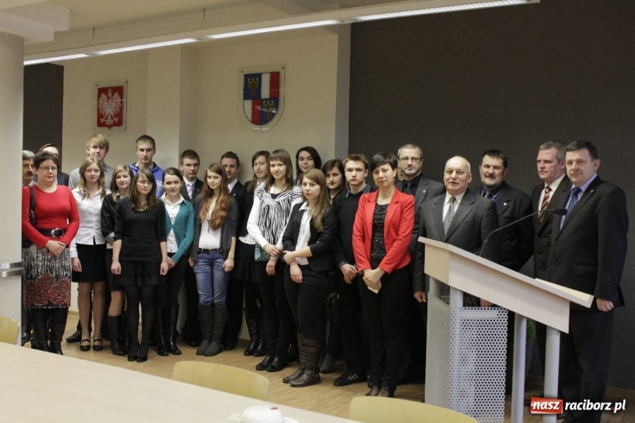 Zdjęcie w galerii na portalu naszraciborz.pl: Stypendia RIG-u wręczone wiadomości z regionu