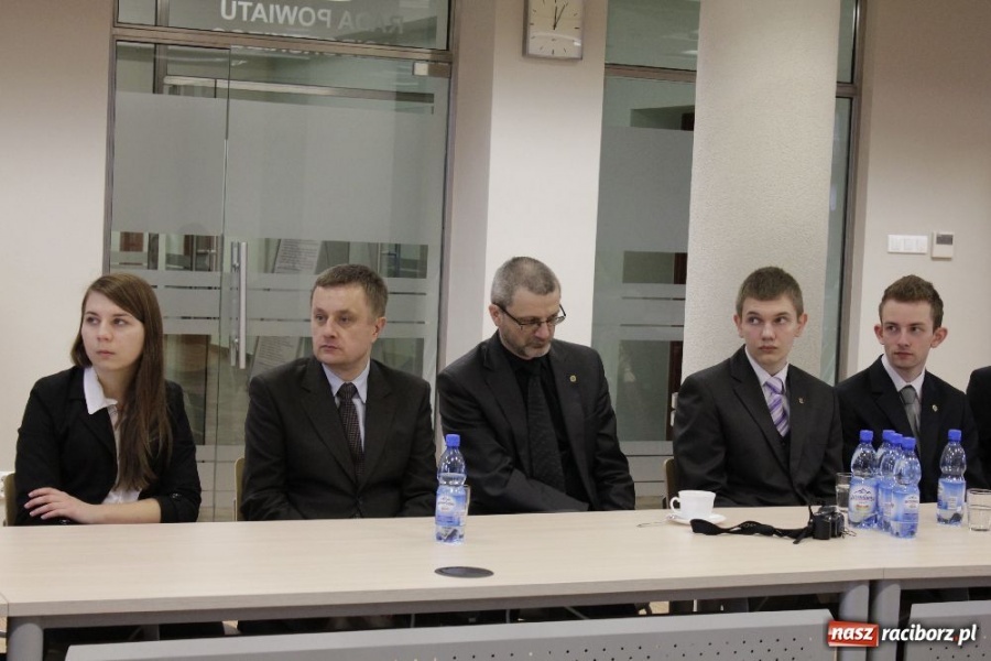 Zdjęcie w galerii na portalu naszraciborz.pl: Stypendia RIG-u wręczone wiadomości z regionu