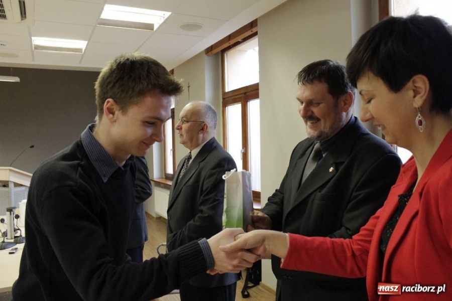 Zdjęcie w galerii na portalu naszraciborz.pl: Stypendia RIG-u wręczone wiadomości z regionu
