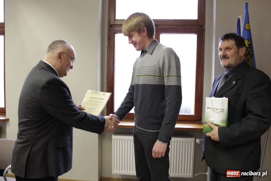 Zdjęcie w galerii na portalu naszraciborz.pl: Stypendia RIG-u wręczone wiadomości z regionu