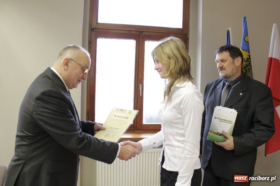 Zdjęcie w galerii na portalu naszraciborz.pl: Stypendia RIG-u wręczone wiadomości z regionu