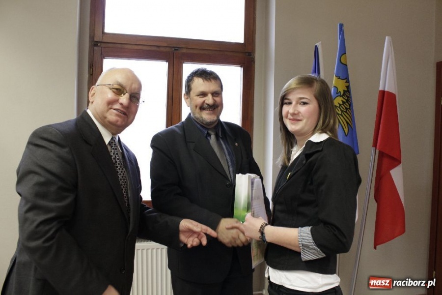 Zdjęcie w galerii na portalu naszraciborz.pl: Stypendia RIG-u wręczone wiadomości z regionu
