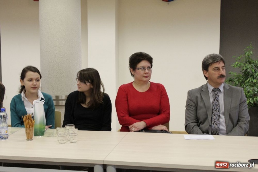 Zdjęcie w galerii na portalu naszraciborz.pl: Stypendia RIG-u wręczone wiadomości z regionu