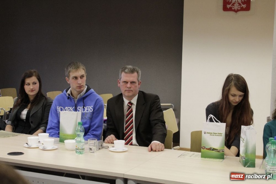 Zdjęcie w galerii na portalu naszraciborz.pl: Stypendia RIG-u wręczone wiadomości z regionu