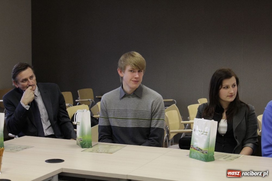Zdjęcie w galerii na portalu naszraciborz.pl: Stypendia RIG-u wręczone wiadomości z regionu