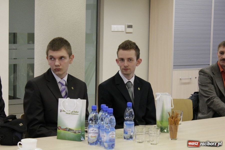 Zdjęcie w galerii na portalu naszraciborz.pl: Stypendia RIG-u wręczone wiadomości z regionu