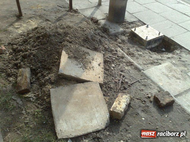 Zdjęcie w galerii na portalu naszraciborz.pl: Bałagan na Głubczyckiej wiadomości z regionu