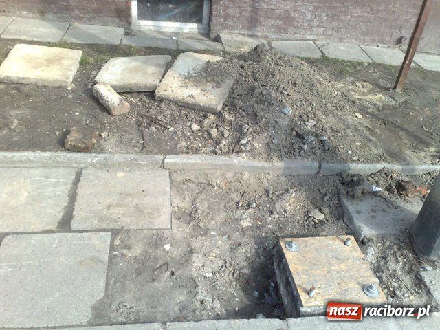 Zdjęcie w galerii na portalu naszraciborz.pl: Bałagan na Głubczyckiej wiadomości z regionu