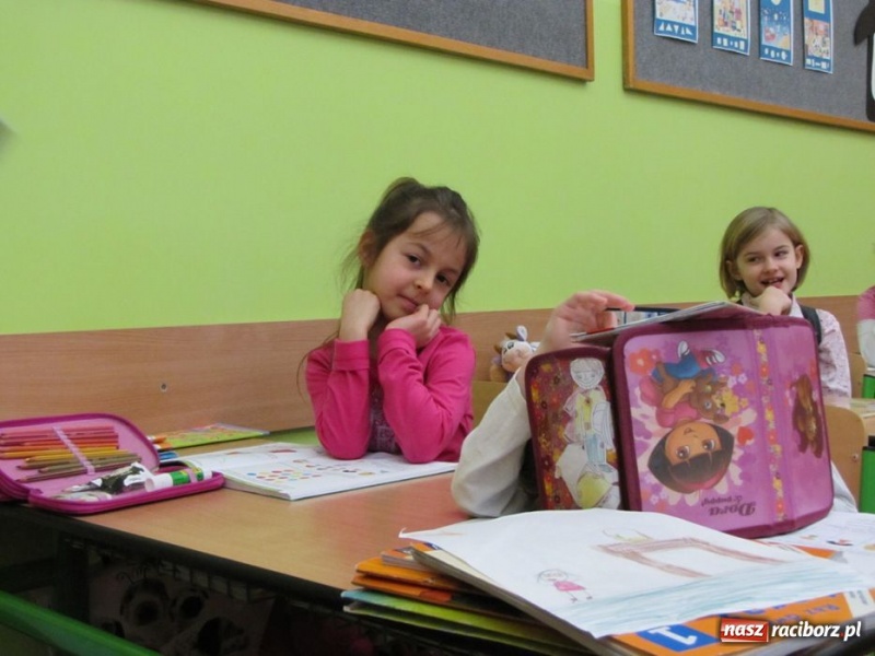 Zdjęcie w galerii na portalu naszraciborz.pl: Przedszkolaki odwiedziły SP 13 wiadomości z regionu