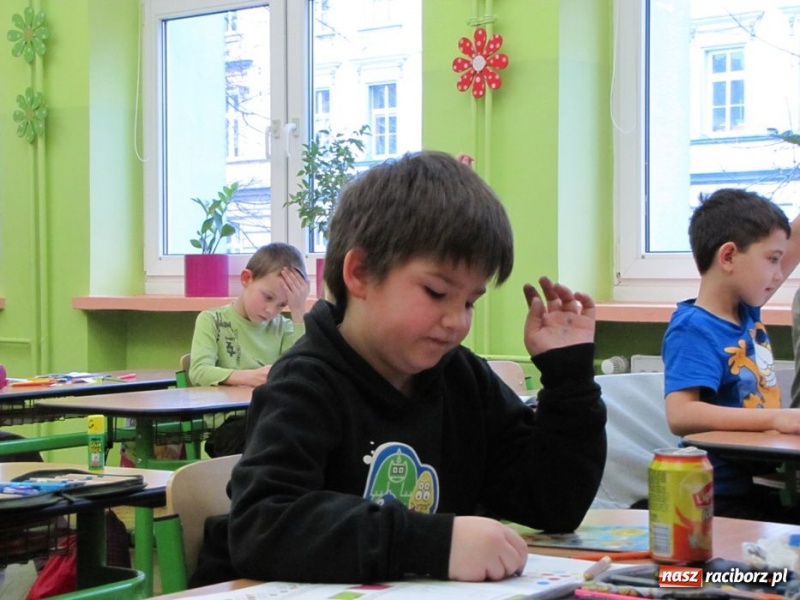 Zdjęcie w galerii na portalu naszraciborz.pl: Przedszkolaki odwiedziły SP 13 wiadomości z regionu
