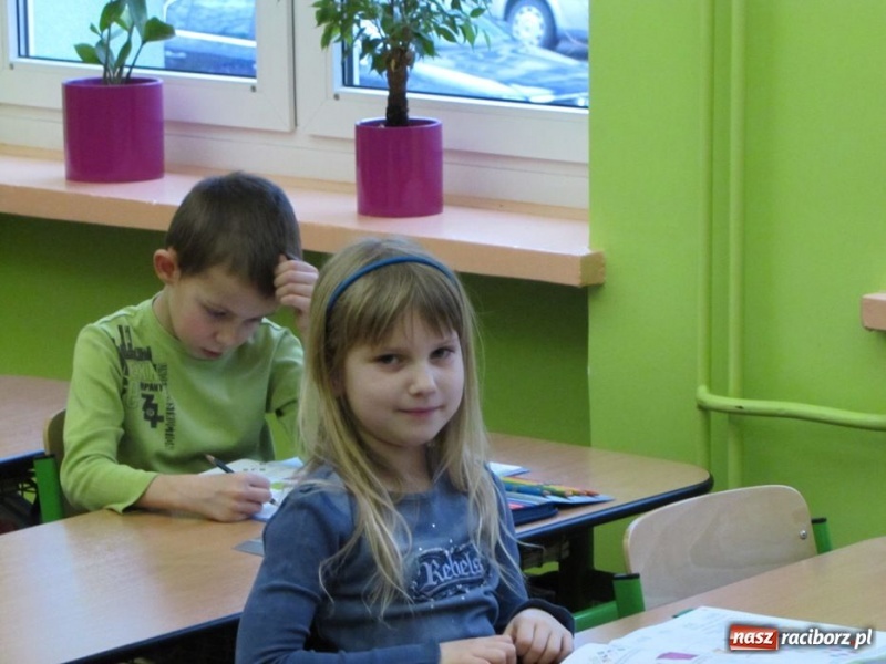 Zdjęcie w galerii na portalu naszraciborz.pl: Przedszkolaki odwiedziły SP 13 wiadomości z regionu