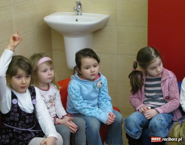Zdjęcie w galerii na portalu naszraciborz.pl: Przedszkolaki odwiedziły SP 13 wiadomości z regionu