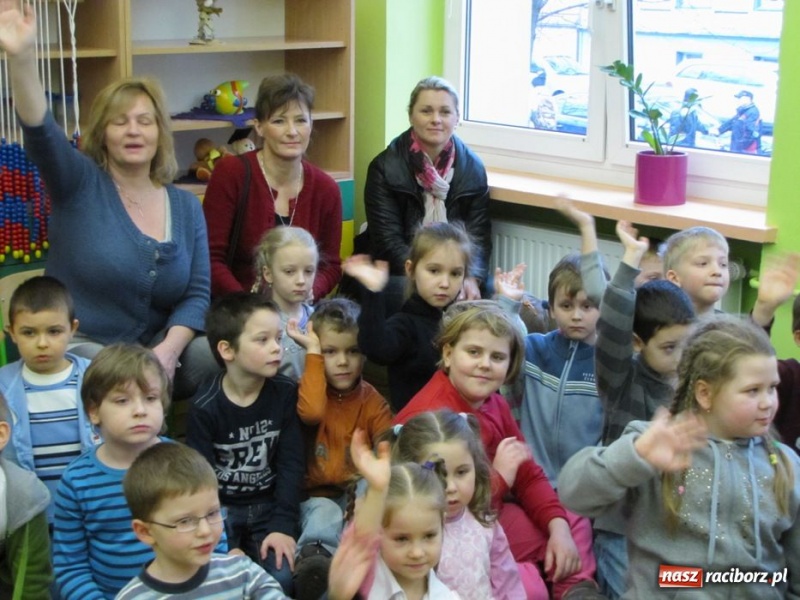 Zdjęcie w galerii na portalu naszraciborz.pl: Przedszkolaki odwiedziły SP 13 wiadomości z regionu