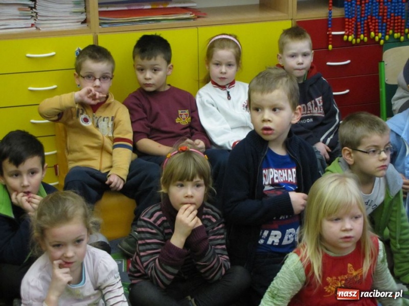 Zdjęcie w galerii na portalu naszraciborz.pl: Przedszkolaki odwiedziły SP 13 wiadomości z regionu