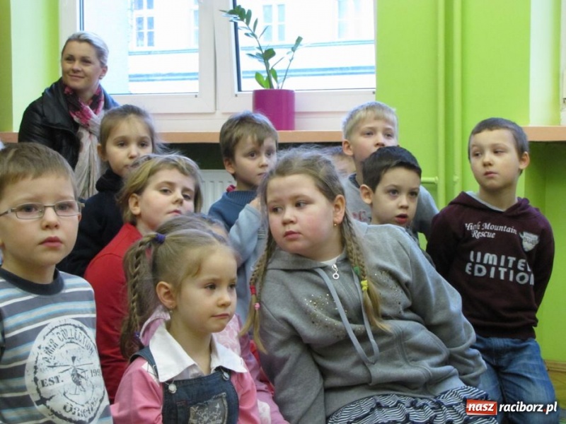 Zdjęcie w galerii na portalu naszraciborz.pl: Przedszkolaki odwiedziły SP 13 wiadomości z regionu