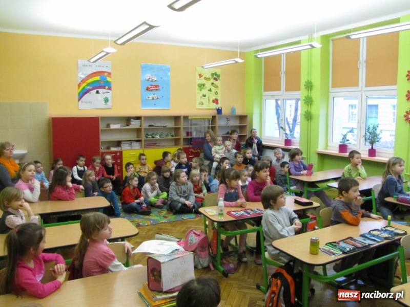 Zdjęcie w galerii na portalu naszraciborz.pl: Przedszkolaki odwiedziły SP 13 wiadomości z regionu