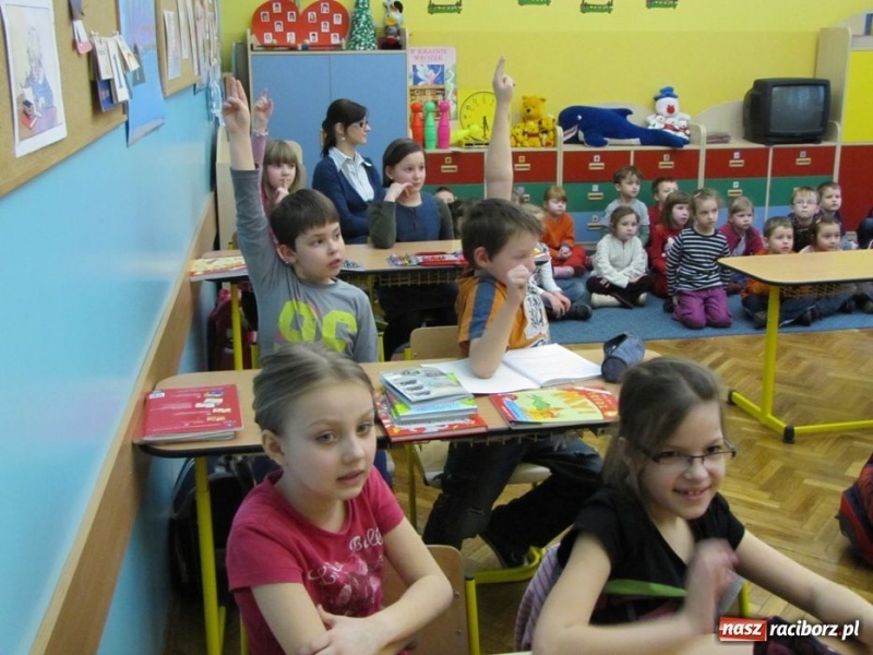 Zdjęcie w galerii na portalu naszraciborz.pl: Przedszkolaki odwiedziły SP 13 wiadomości z regionu