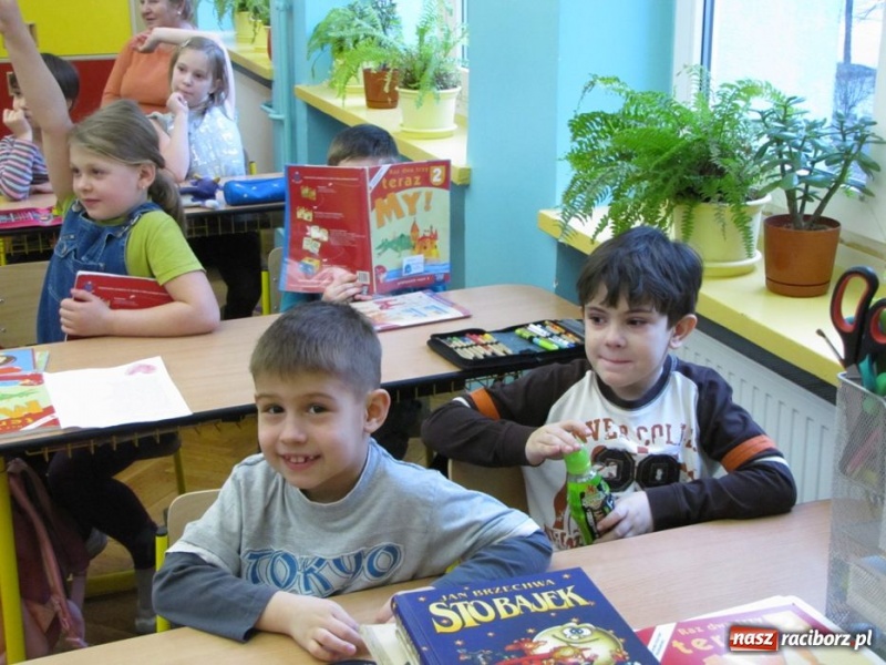 Zdjęcie w galerii na portalu naszraciborz.pl: Przedszkolaki odwiedziły SP 13 wiadomości z regionu