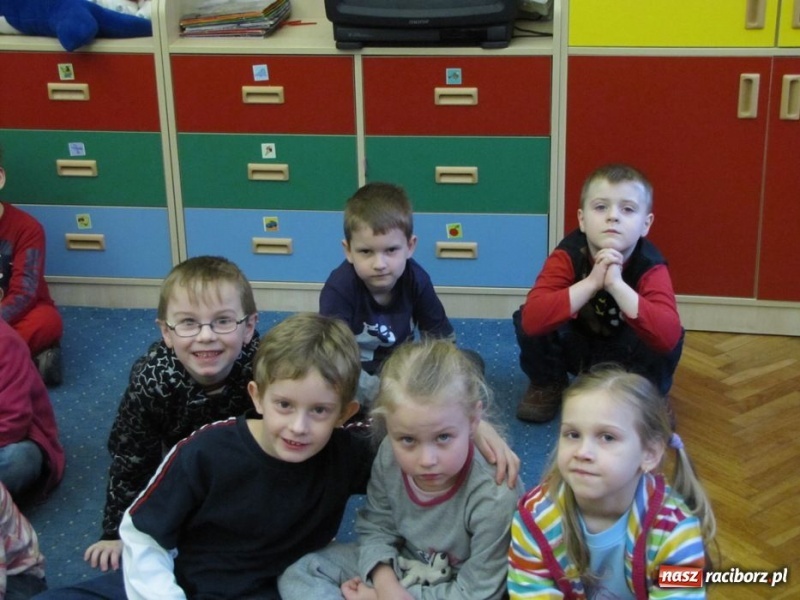 Zdjęcie w galerii na portalu naszraciborz.pl: Przedszkolaki odwiedziły SP 13 wiadomości z regionu