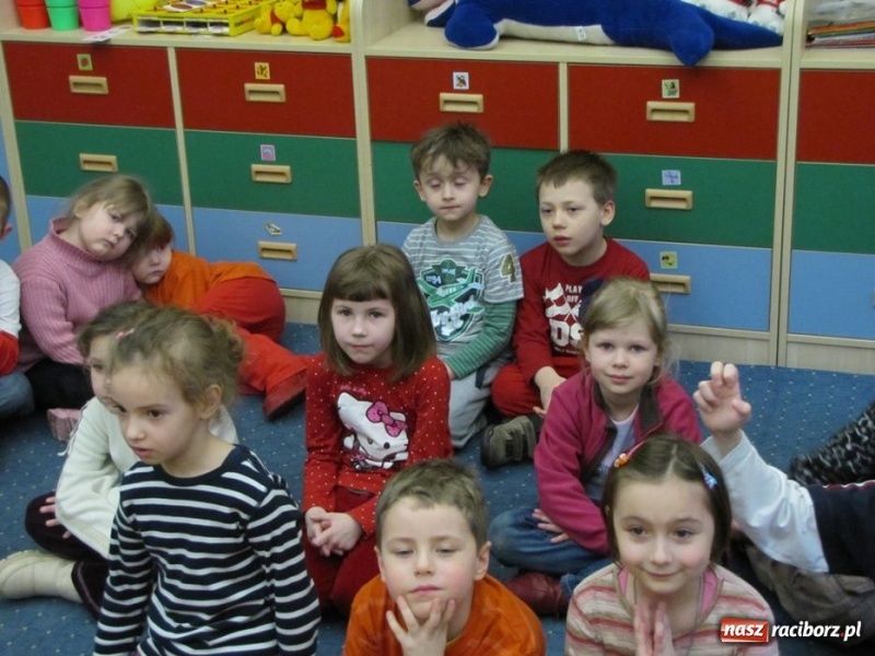 Zdjęcie w galerii na portalu naszraciborz.pl: Przedszkolaki odwiedziły SP 13 wiadomości z regionu