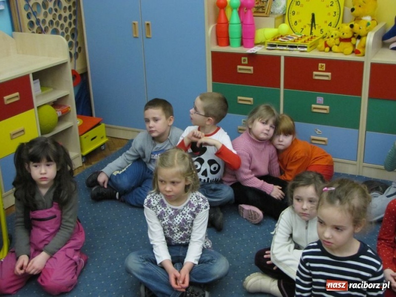 Zdjęcie w galerii na portalu naszraciborz.pl: Przedszkolaki odwiedziły SP 13 wiadomości z regionu