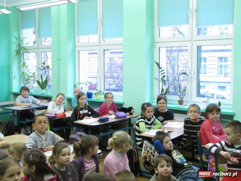 Zdjęcie w galerii na portalu naszraciborz.pl: Przedszkolaki odwiedziły SP 13 wiadomości z regionu