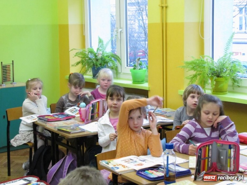 Zdjęcie w galerii na portalu naszraciborz.pl: Przedszkolaki odwiedziły SP 13 wiadomości z regionu