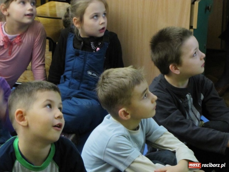 Zdjęcie w galerii na portalu naszraciborz.pl: Przedszkolaki odwiedziły SP 13 wiadomości z regionu
