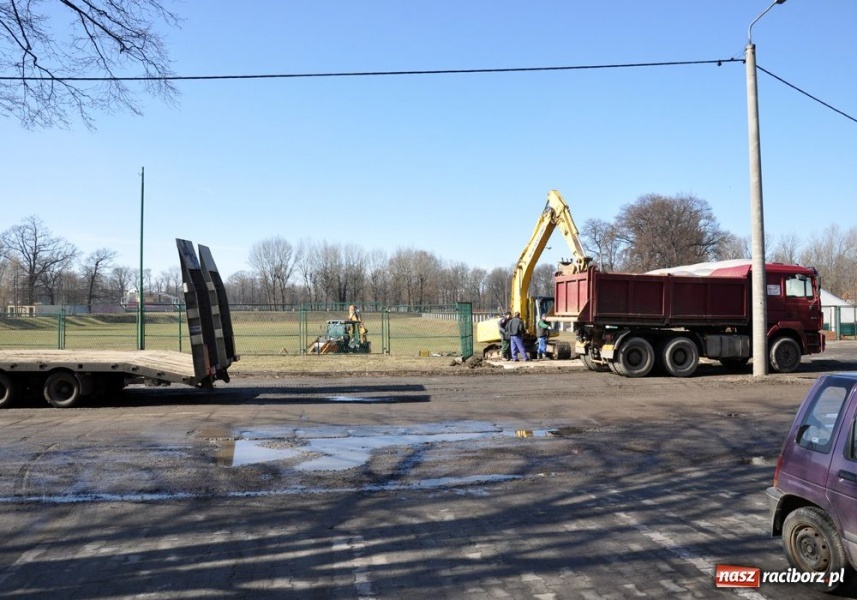 Zdjęcie w galerii na portalu naszraciborz.pl: Na bocznej murawie pojawiły się maszyny wiadomości z regionu