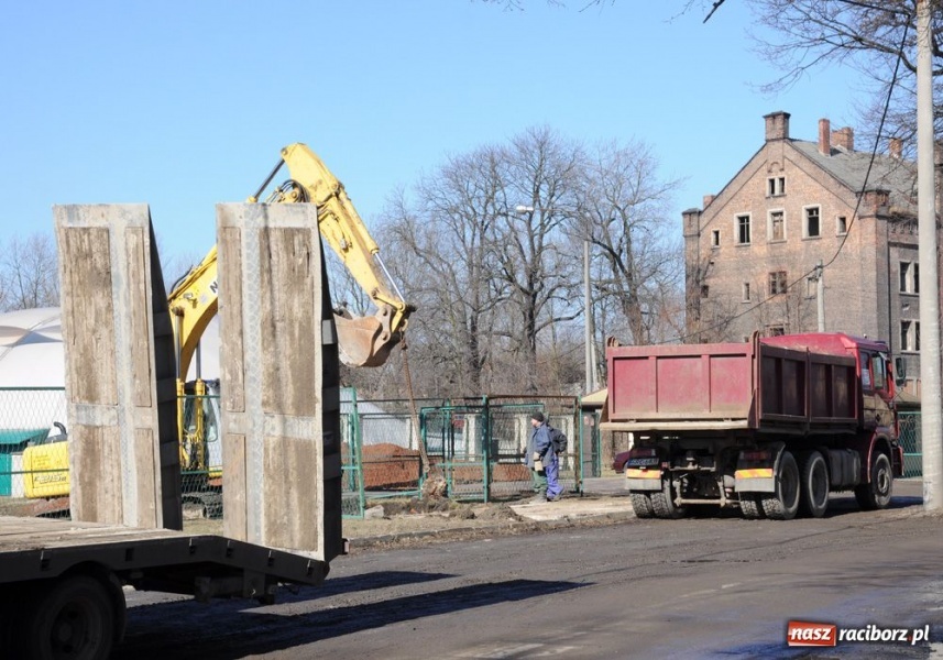 Zdjęcie w galerii na portalu naszraciborz.pl: Na bocznej murawie pojawiły się maszyny wiadomości z regionu