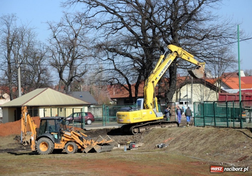 Zdjęcie w galerii na portalu naszraciborz.pl: Na bocznej murawie pojawiły się maszyny wiadomości z regionu