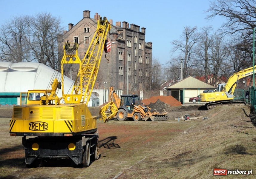 Zdjęcie w galerii na portalu naszraciborz.pl: Na bocznej murawie pojawiły się maszyny wiadomości z regionu