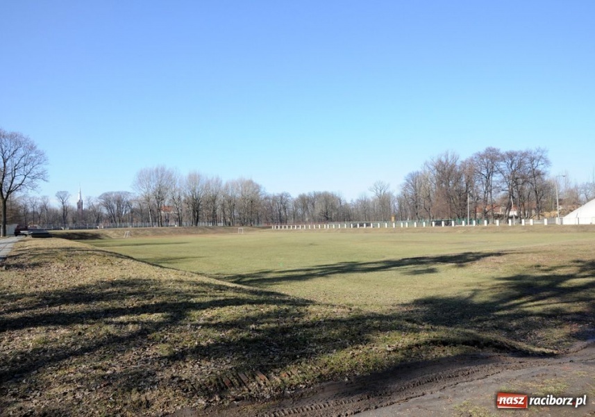 Zdjęcie w galerii na portalu naszraciborz.pl: Na bocznej murawie pojawiły się maszyny wiadomości z regionu