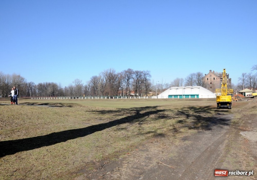 Zdjęcie w galerii na portalu naszraciborz.pl: Na bocznej murawie pojawiły się maszyny wiadomości z regionu