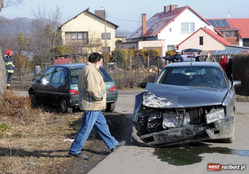 Zdjęcie w galerii na portalu naszraciborz.pl: Zderzenie audi i peugeota w Łubowicach wiadomości z regionu