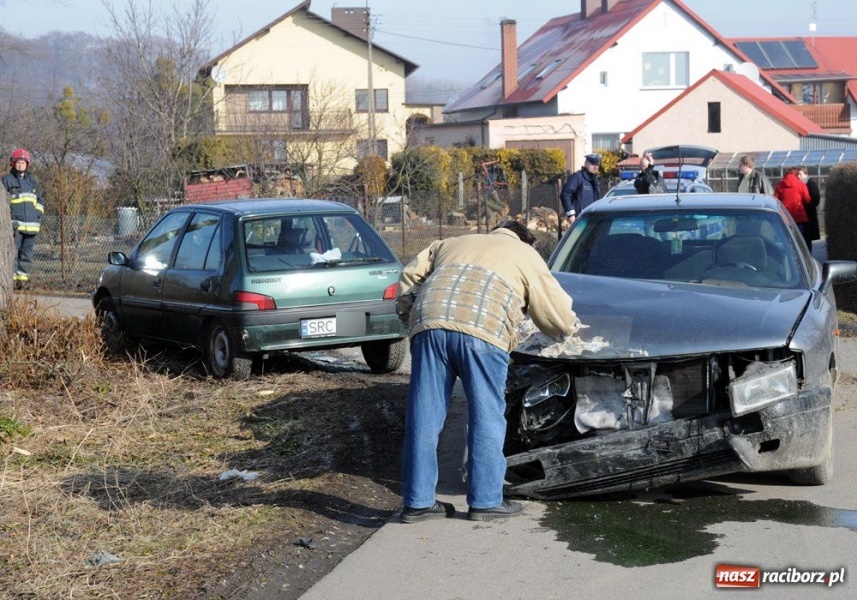 Zdjęcie w galerii na portalu naszraciborz.pl: Zderzenie audi i peugeota w Łubowicach wiadomości z regionu