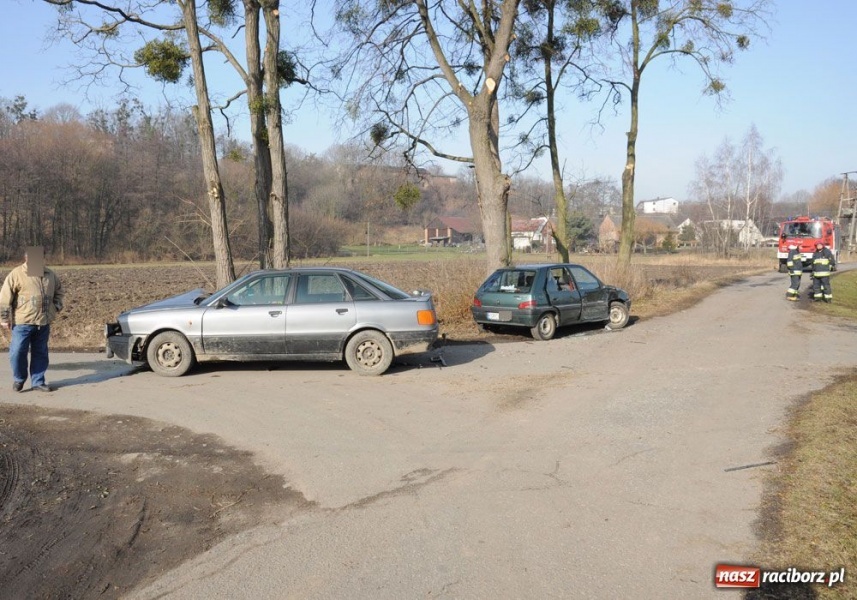 Zdjęcie w galerii na portalu naszraciborz.pl: Zderzenie audi i peugeota w Łubowicach wiadomości z regionu