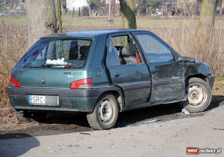 Zdjęcie w galerii na portalu naszraciborz.pl: Zderzenie audi i peugeota w Łubowicach wiadomości z regionu