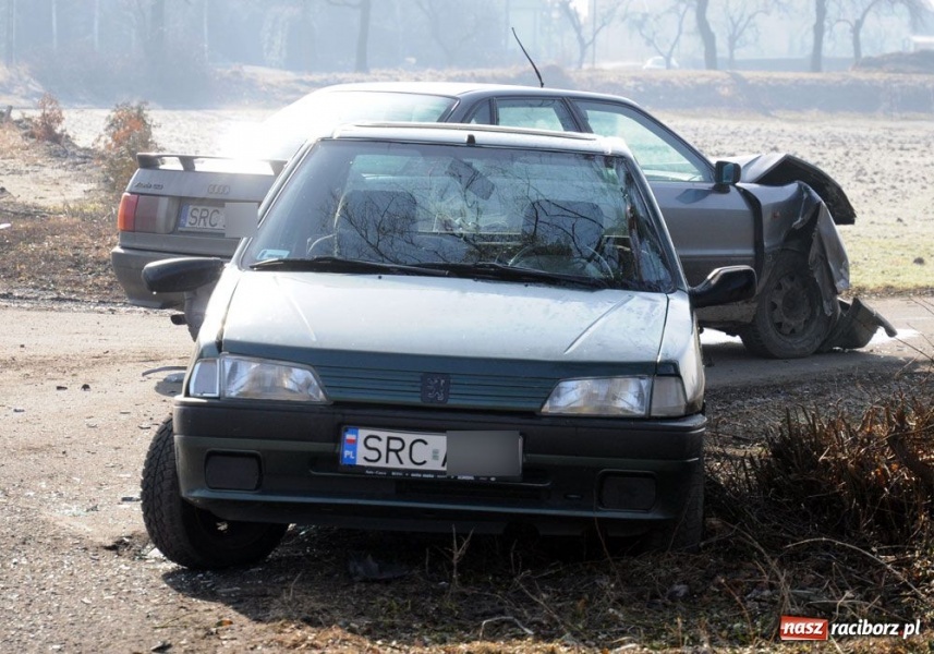 Zdjęcie w galerii na portalu naszraciborz.pl: Zderzenie audi i peugeota w Łubowicach wiadomości z regionu