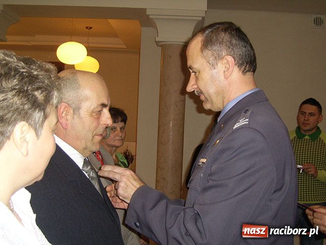 Zdjęcie w galerii na portalu naszraciborz.pl: Służyli Polsce, rodzice dostali medale wiadomości z regionu