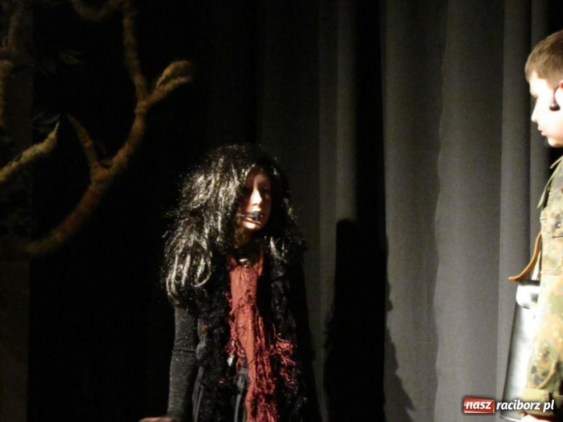 Zdjęcie w galerii na portalu naszraciborz.pl: Baśnie Andersena na deskach MDK-u wiadomości z regionu