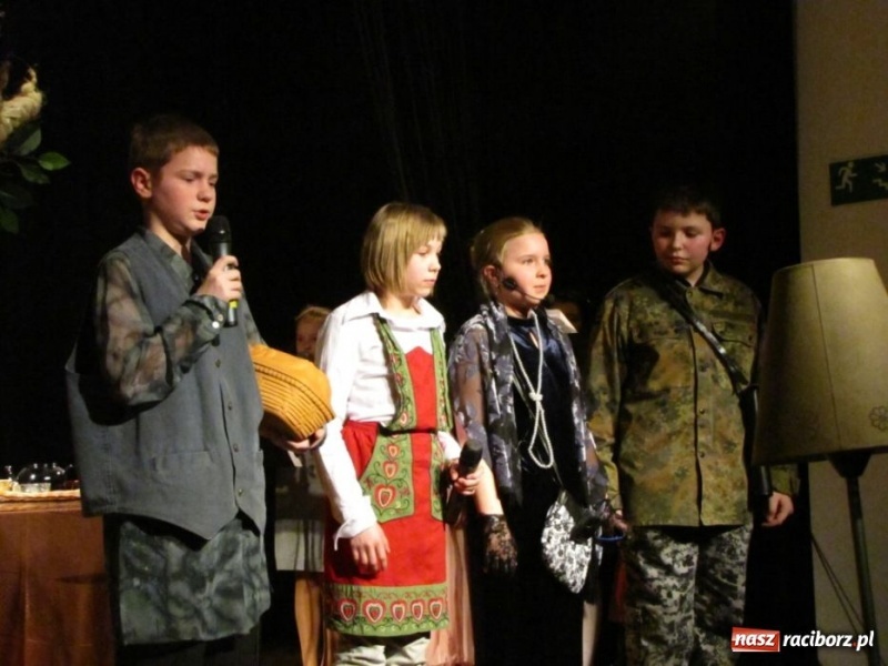 Zdjęcie w galerii na portalu naszraciborz.pl: Baśnie Andersena na deskach MDK-u wiadomości z regionu