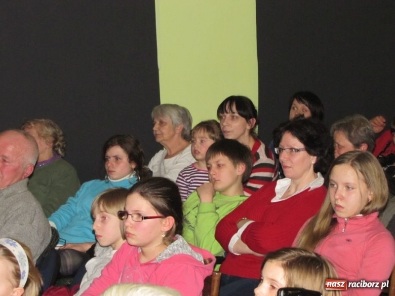 Zdjęcie w galerii na portalu naszraciborz.pl: Baśnie Andersena na deskach MDK-u wiadomości z regionu