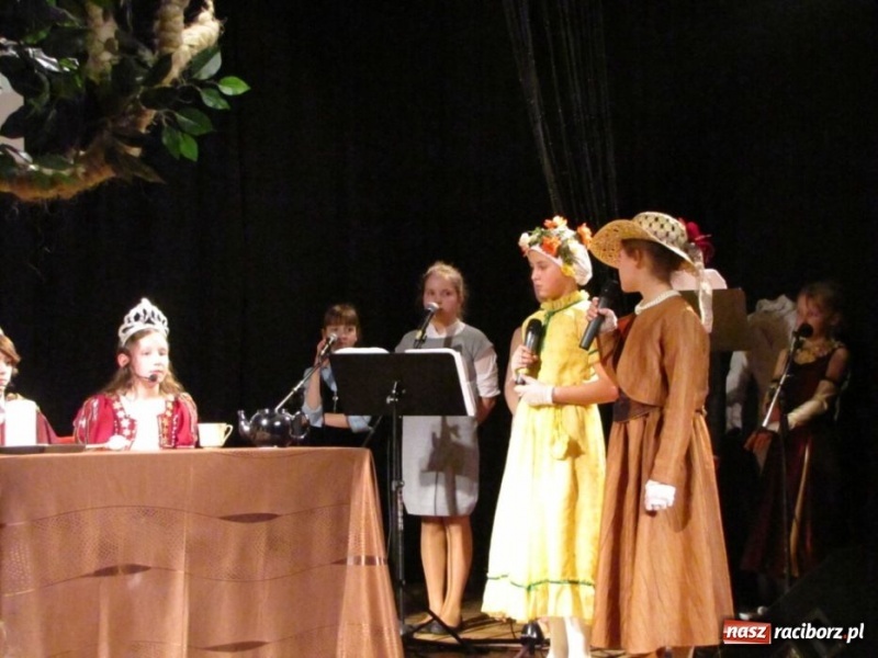 Zdjęcie w galerii na portalu naszraciborz.pl: Baśnie Andersena na deskach MDK-u wiadomości z regionu