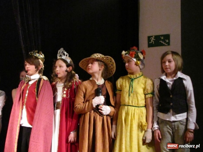 Zdjęcie w galerii na portalu naszraciborz.pl: Baśnie Andersena na deskach MDK-u wiadomości z regionu