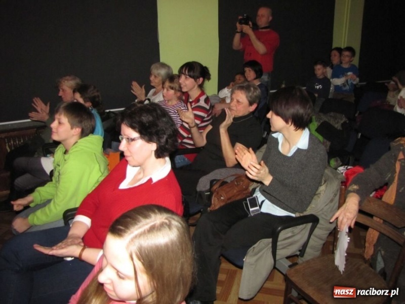 Zdjęcie w galerii na portalu naszraciborz.pl: Baśnie Andersena na deskach MDK-u wiadomości z regionu